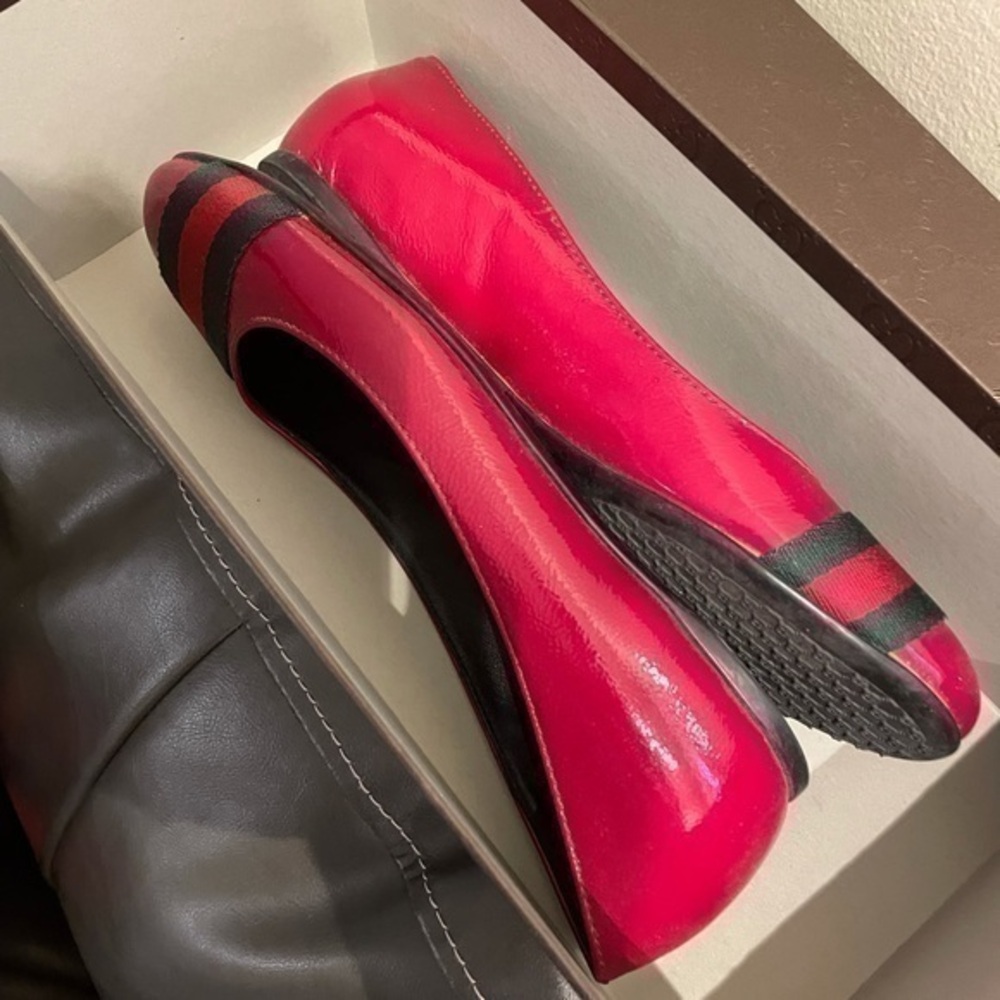 Authentic Gucci Classic Red Loafers in box
Size: 35
Condition 9/10